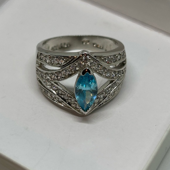 #41 Vintage Aquamarine & Cubic Zirconia Ring, Set in 925 Silver SZ 7 - Picture 3 of 10